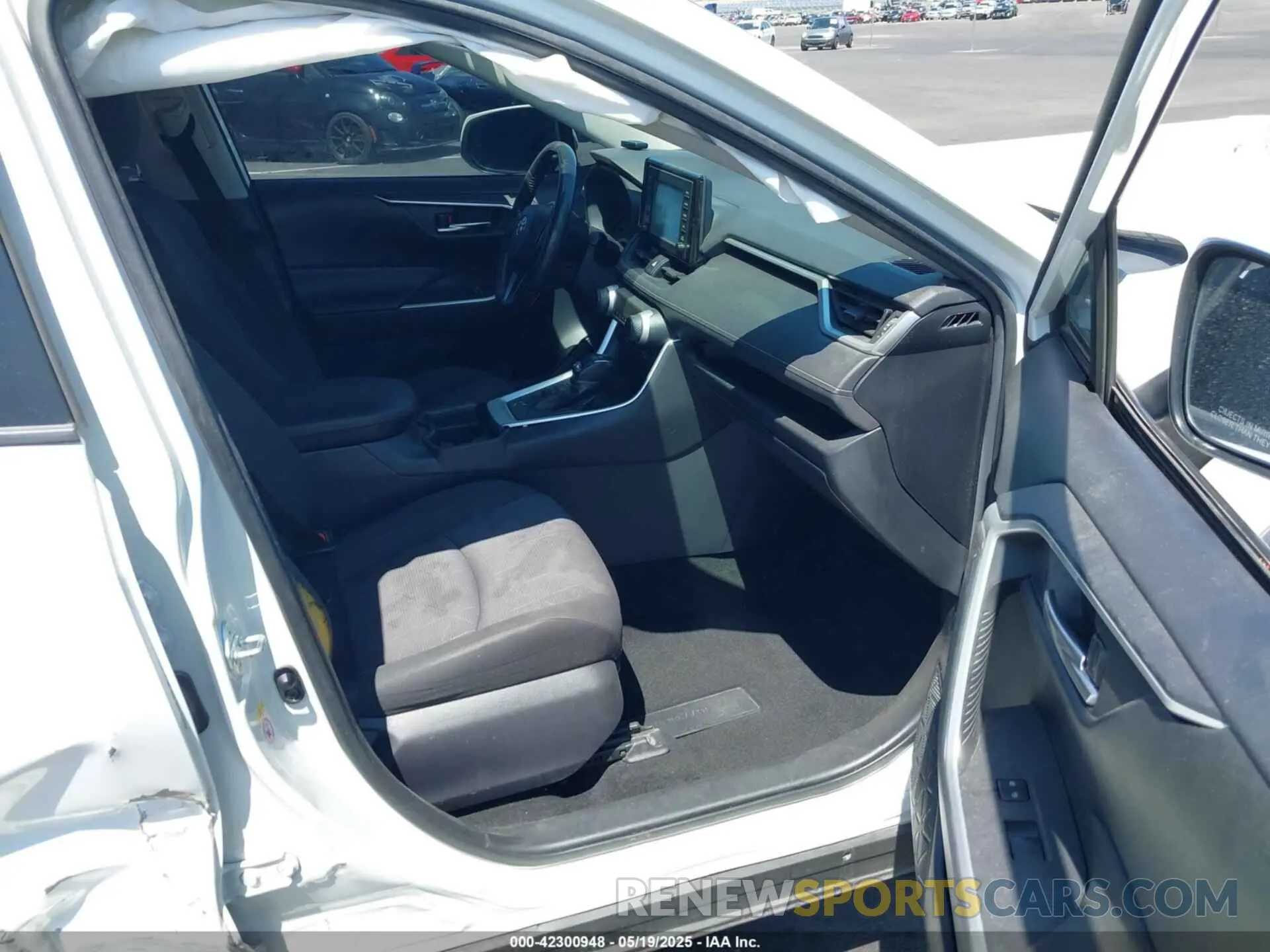5 Photograph of a damaged car JTMP1RFVXKJ002886 TOYOTA RAV4 2019