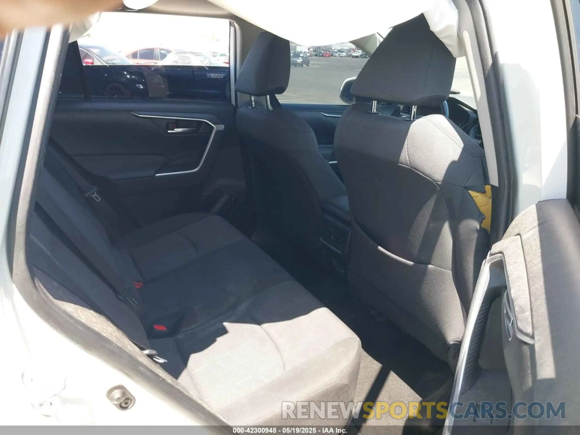 8 Photograph of a damaged car JTMP1RFVXKJ002886 TOYOTA RAV4 2019
