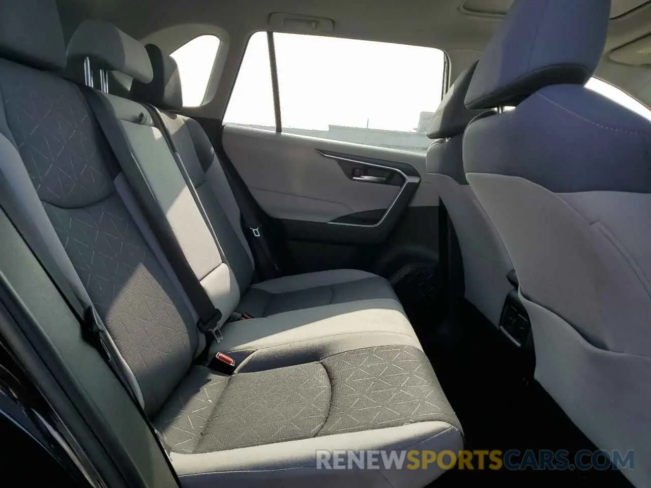 10 Фотография поврежденного автомобиля JTMRWRFV9KD017372 TOYOTA RAV4 2019