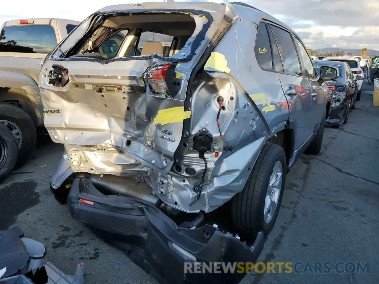 4 Photograph of a damaged car JTMRWRFV9KD503339 TOYOTA RAV4 2019