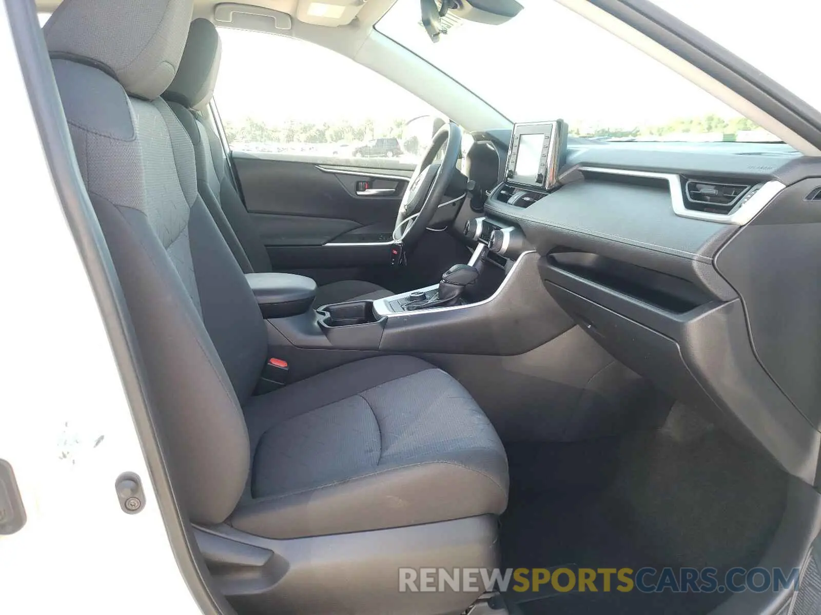 5 Photograph of a damaged car JTMRWRFVXKD026565 TOYOTA RAV4 2019