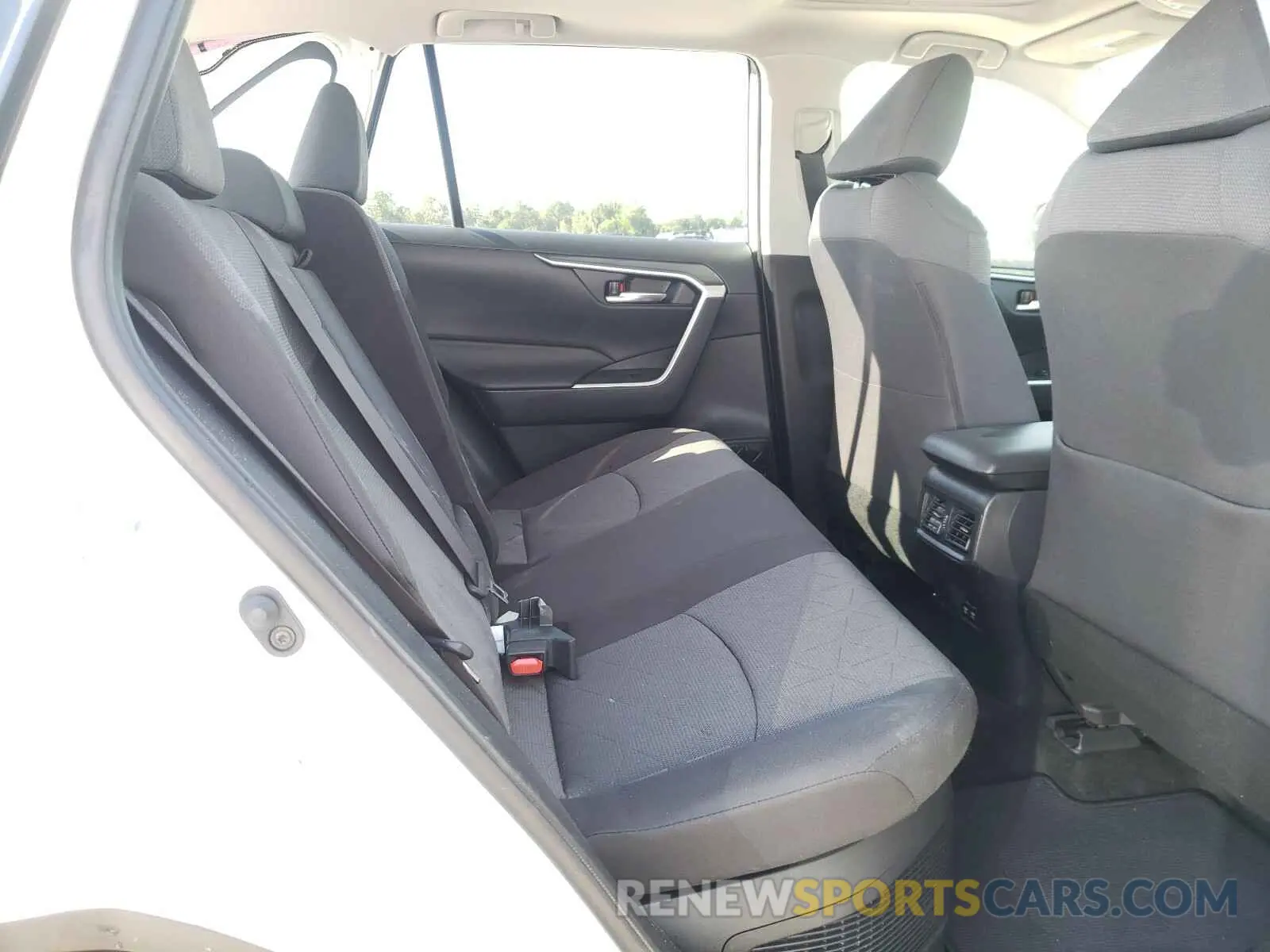 6 Photograph of a damaged car JTMRWRFVXKD026565 TOYOTA RAV4 2019