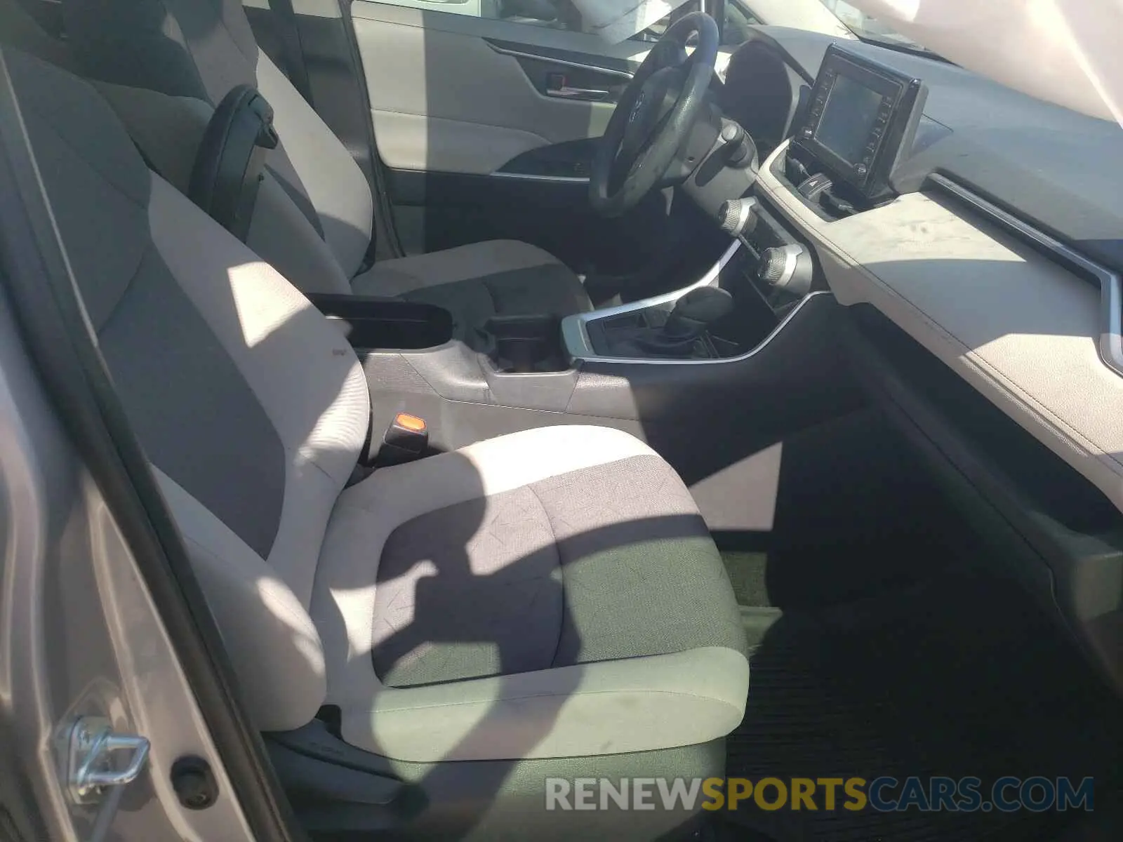 5 Photograph of a damaged car JTMW1RFV1KD030585 TOYOTA RAV4 2019