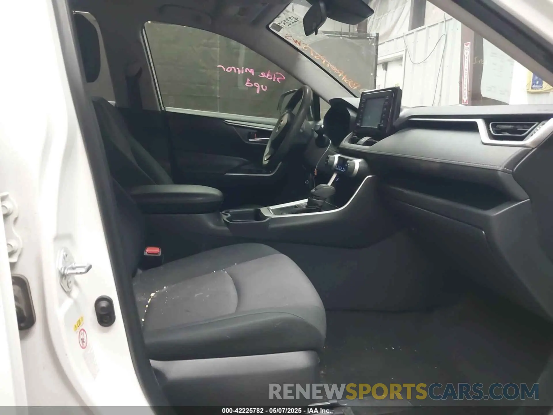 5 Photograph of a damaged car JTMW1RFV5KD003681 TOYOTA RAV4 2019