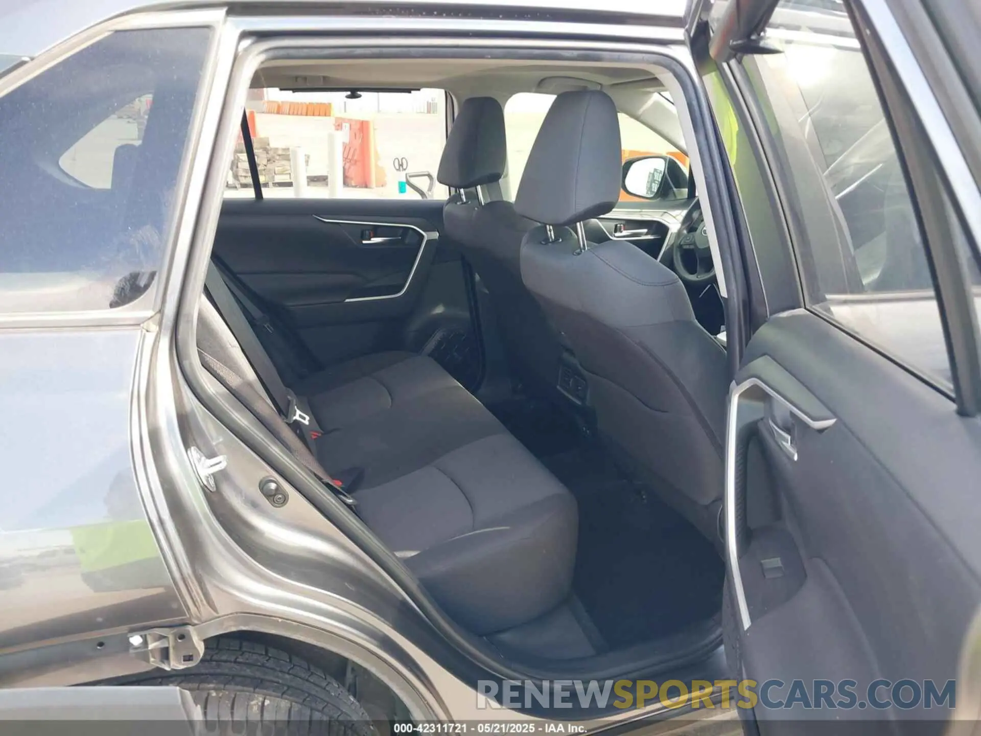 8 Фотография поврежденного автомобиля JTMW1RFV6KD011465 TOYOTA RAV4 2019