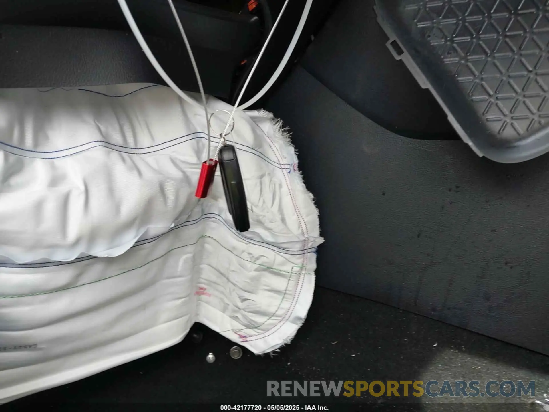 11 Photograph of a damaged car JTMW1RFV6KD504398 TOYOTA RAV4 2019