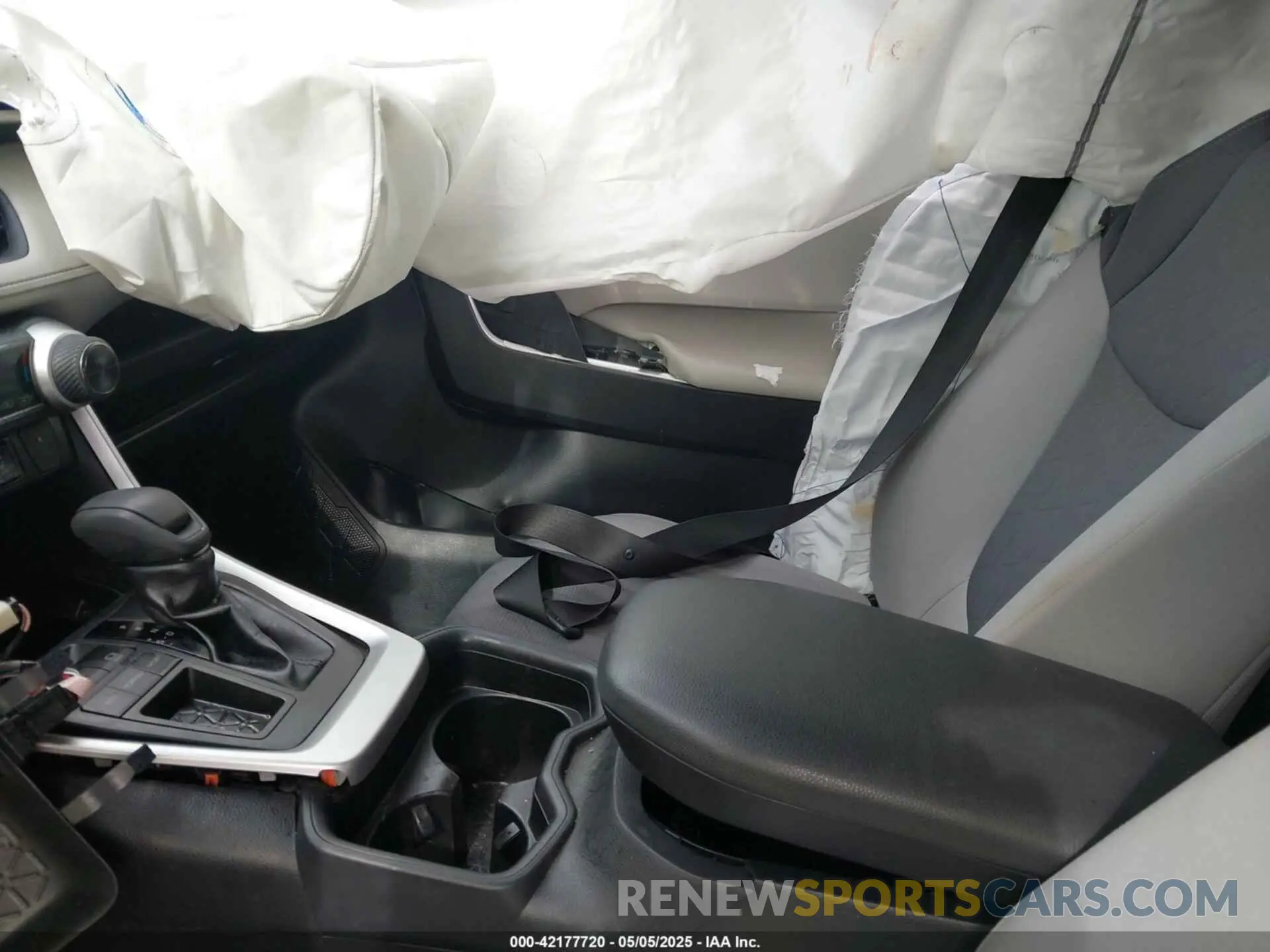 5 Photograph of a damaged car JTMW1RFV6KD504398 TOYOTA RAV4 2019