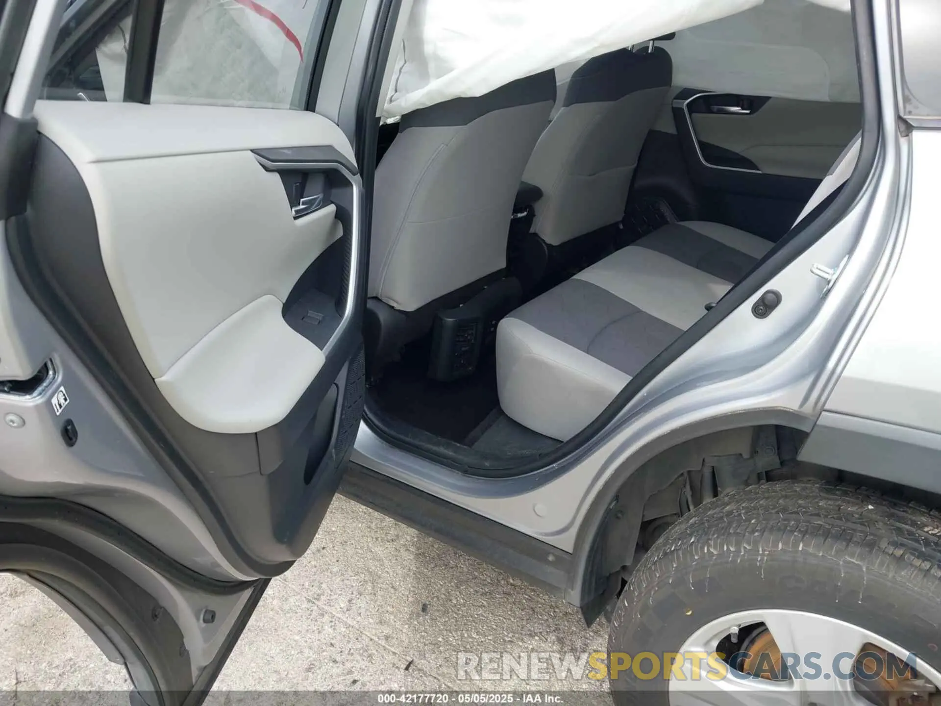 8 Photograph of a damaged car JTMW1RFV6KD504398 TOYOTA RAV4 2019