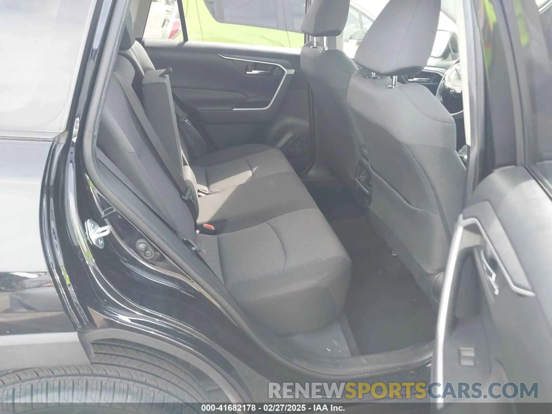 8 Photograph of a damaged car JTMW1RFV7KJ011556 TOYOTA RAV4 2019