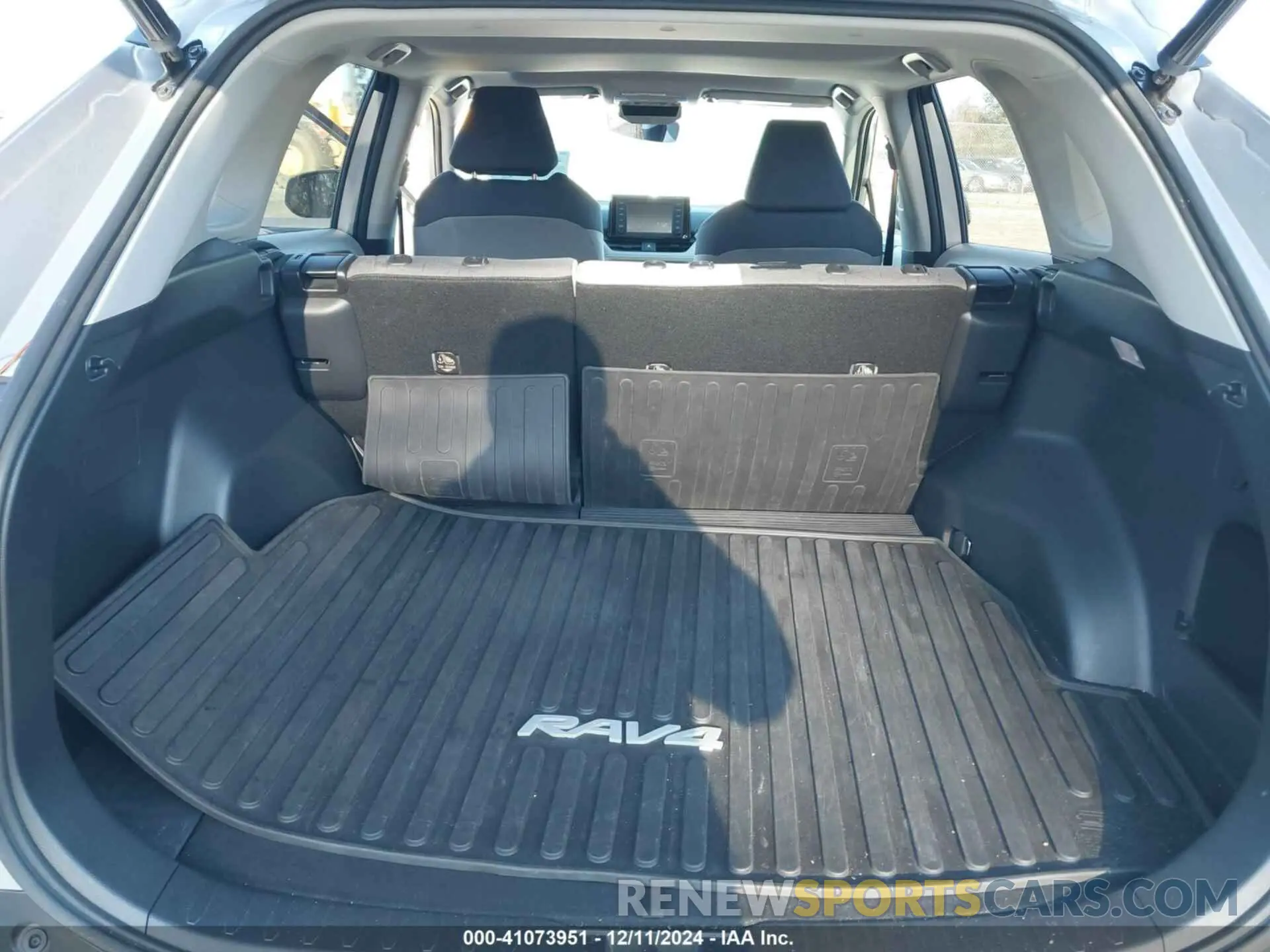 17 Photograph of a damaged car JTMW1RFV9KD016966 TOYOTA RAV4 2019