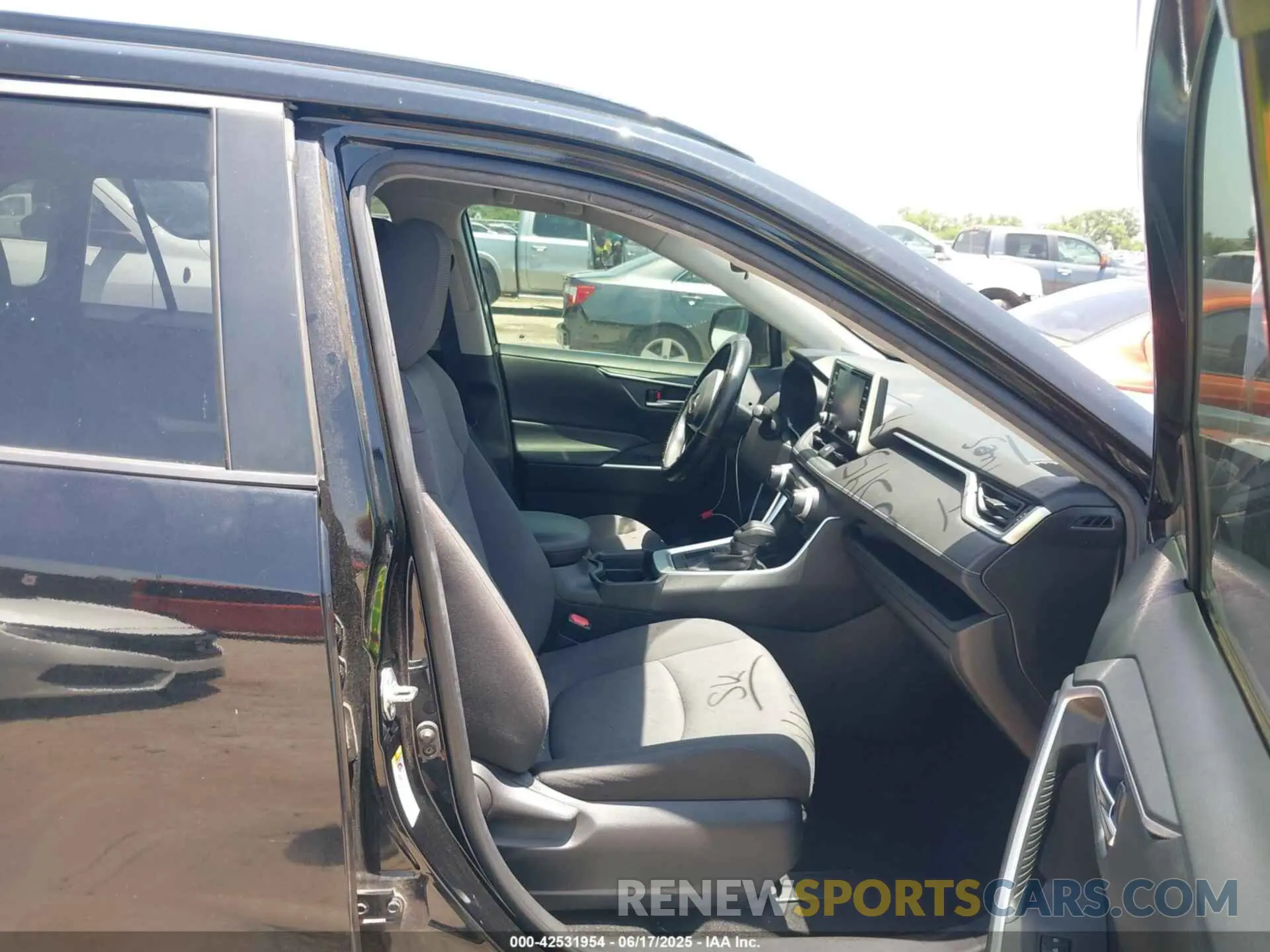 5 Photograph of a damaged car JTMW1RFV9KD508137 TOYOTA RAV4 2019
