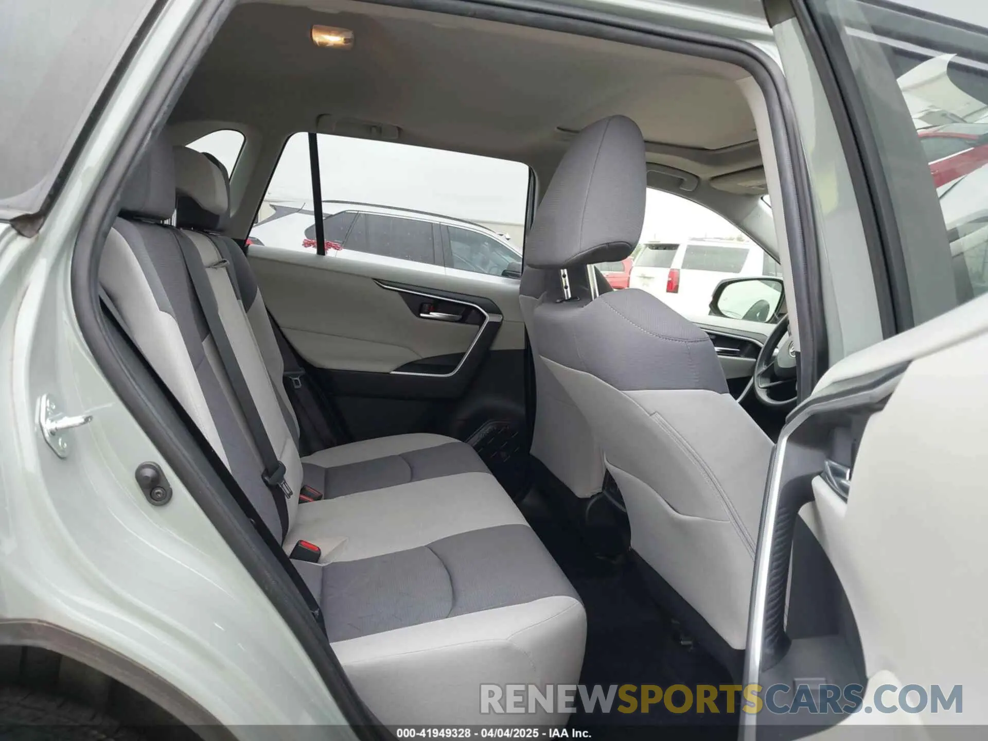 8 Фотография поврежденного автомобиля JTMW1RFVXKD505425 TOYOTA RAV4 2019