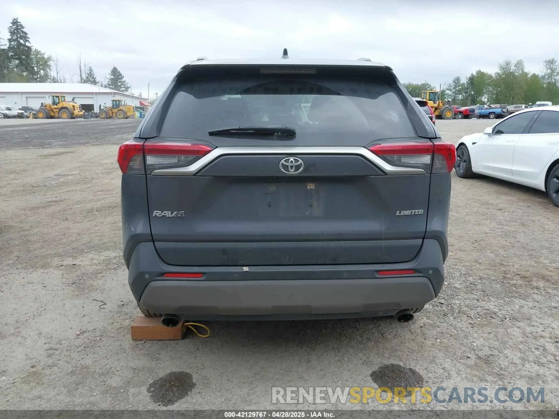 17 Photograph of a damaged car JTMY1RFV6KD031787 TOYOTA RAV4 2019