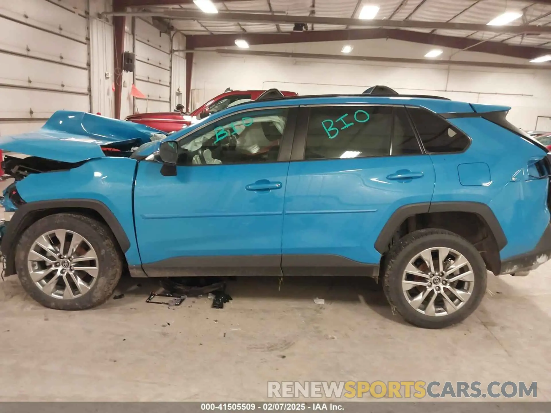 13 Photograph of a damaged car 2T3A1RFVXLW113852 TOYOTA RAV4 2020