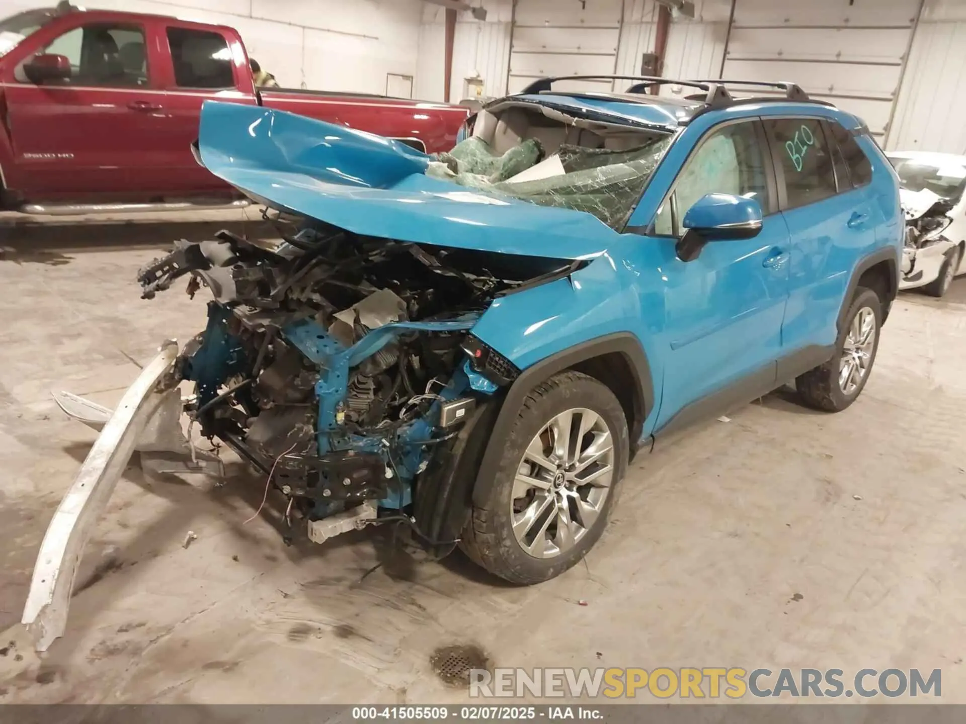 2 Photograph of a damaged car 2T3A1RFVXLW113852 TOYOTA RAV4 2020