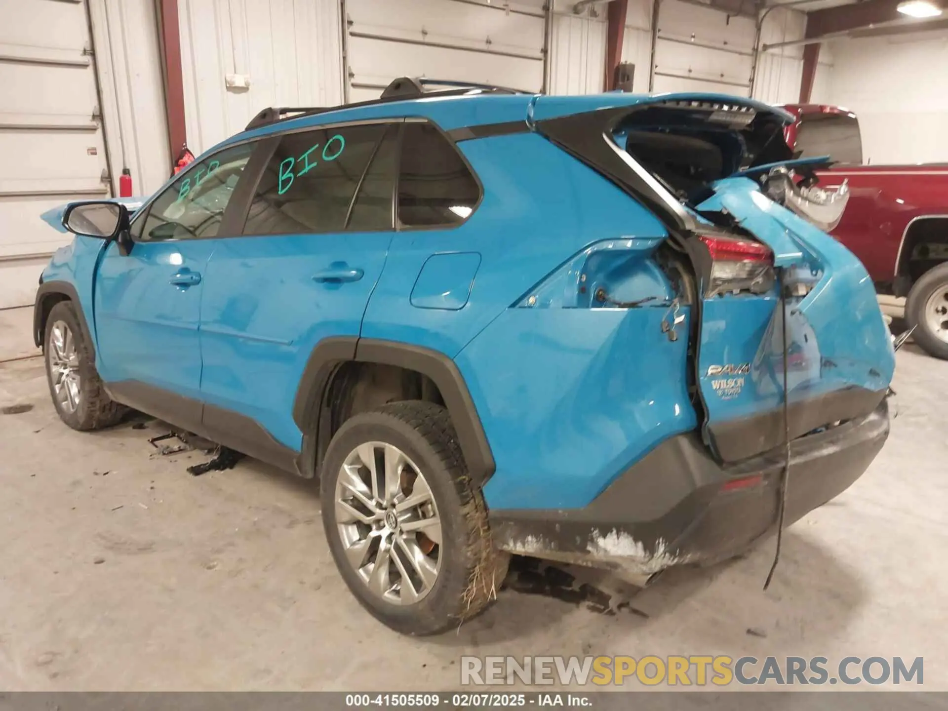 3 Photograph of a damaged car 2T3A1RFVXLW113852 TOYOTA RAV4 2020