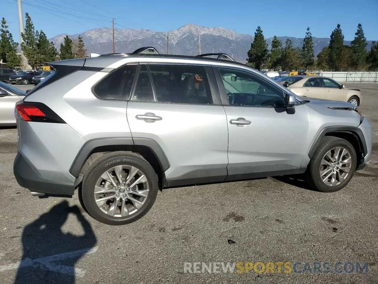 3 Фотография поврежденного автомобиля 2T3C1RFV2LW087501 TOYOTA RAV4 2020