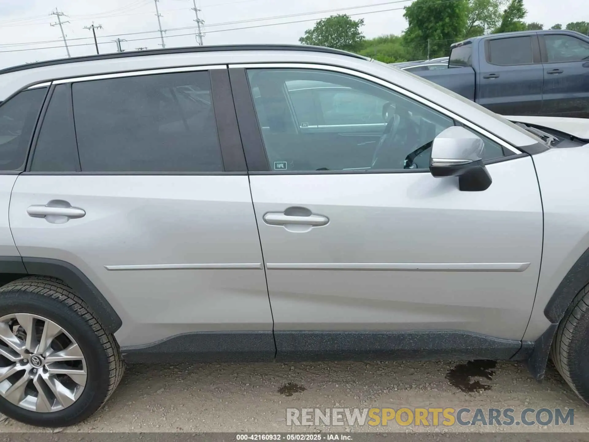 13 Photograph of a damaged car 2T3C1RFV7LW090037 TOYOTA RAV4 2020