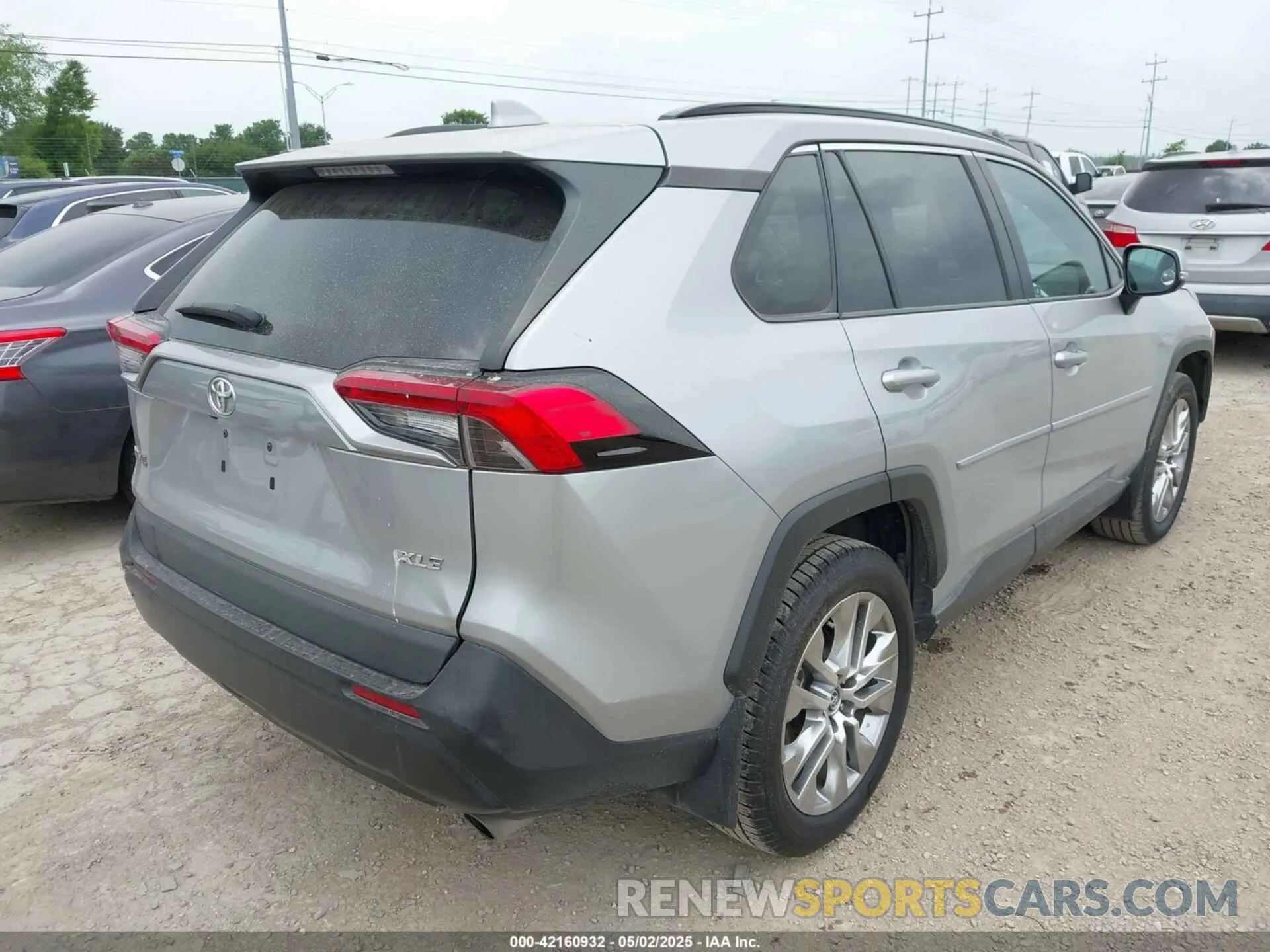 4 Photograph of a damaged car 2T3C1RFV7LW090037 TOYOTA RAV4 2020