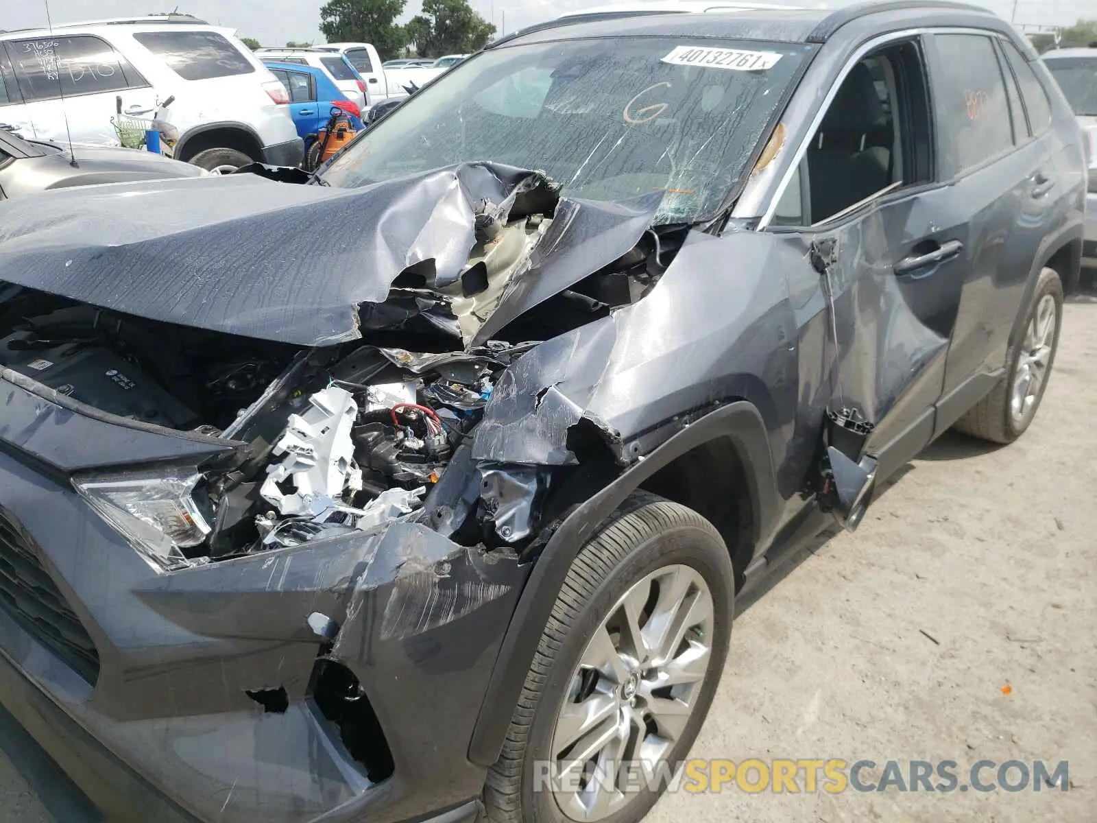10 Photograph of a damaged car 2T3C1RFV9LW095563 TOYOTA RAV4 2020