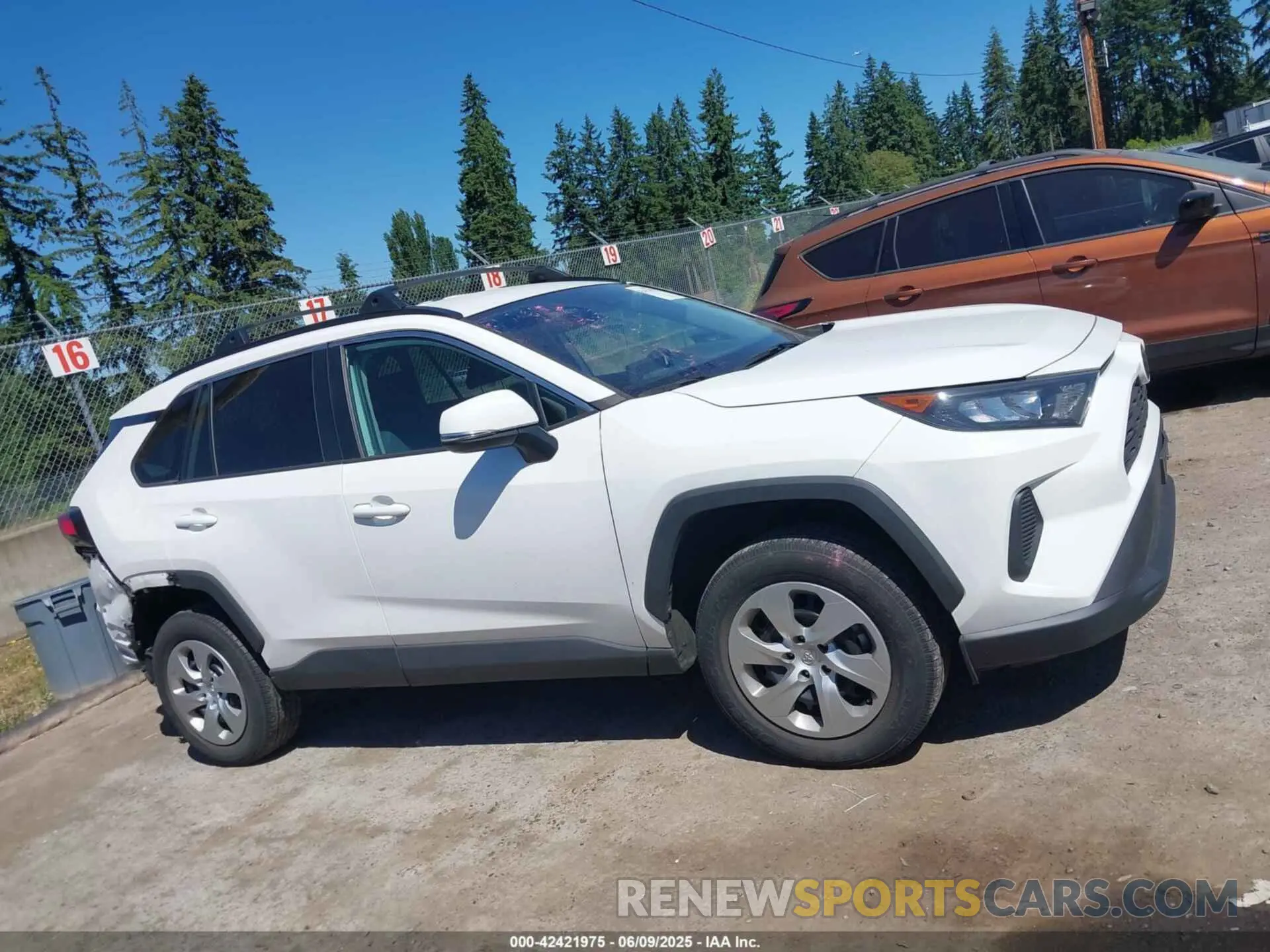 14 Photograph of a damaged car 2T3G1RFV8LC105048 TOYOTA RAV4 2020