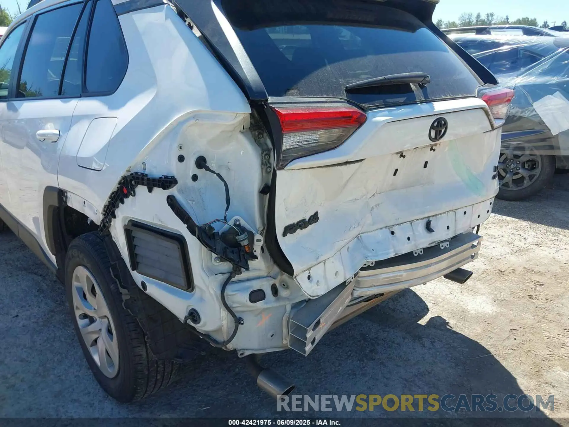 6 Photograph of a damaged car 2T3G1RFV8LC105048 TOYOTA RAV4 2020