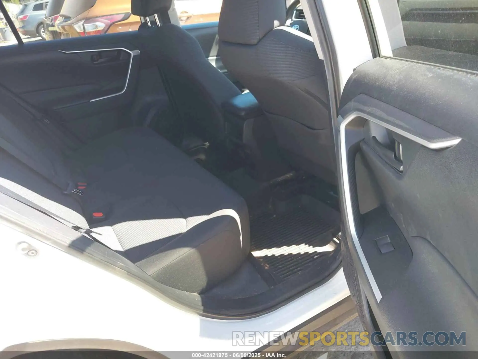 8 Photograph of a damaged car 2T3G1RFV8LC105048 TOYOTA RAV4 2020