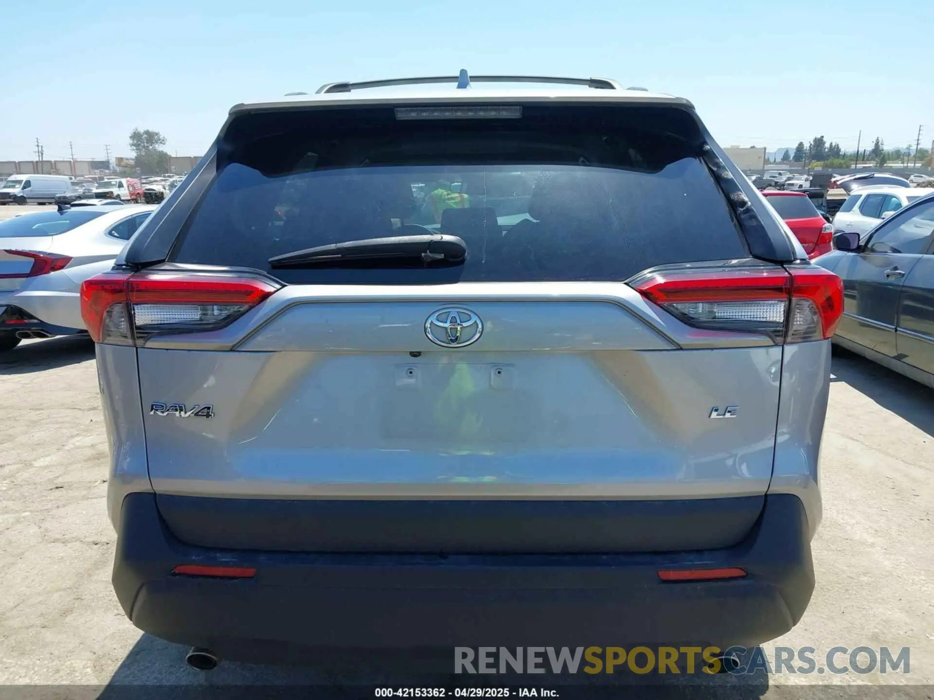 17 Photograph of a damaged car 2T3H1RFV0LC081042 TOYOTA RAV4 2020