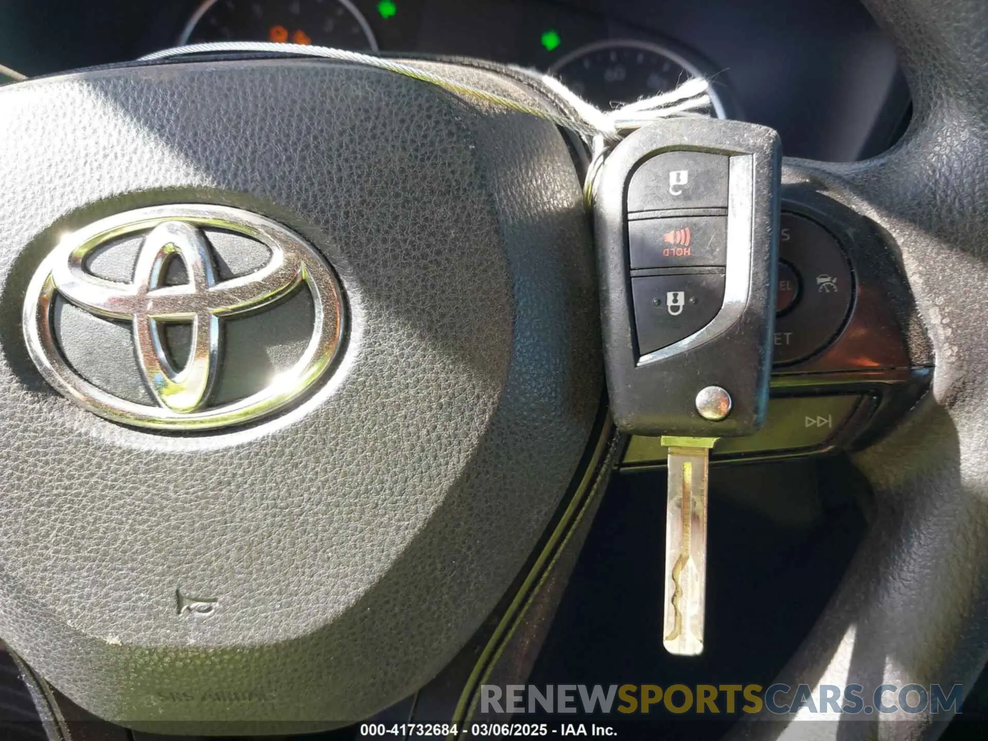 11 Photograph of a damaged car 2T3H1RFV3LW088078 TOYOTA RAV4 2020