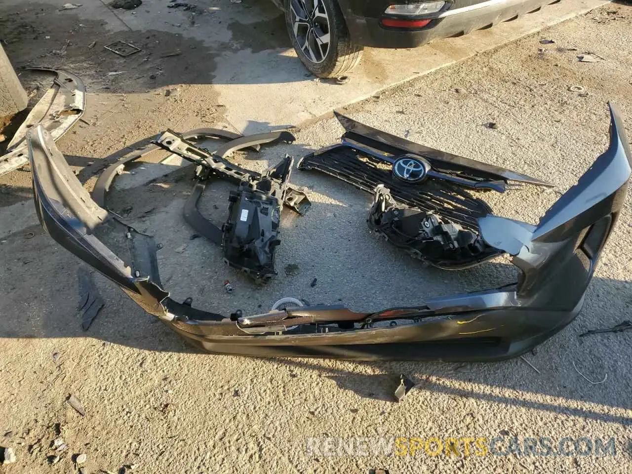 15 Photograph of a damaged car 2T3H1RFV4LC038775 TOYOTA RAV4 2020