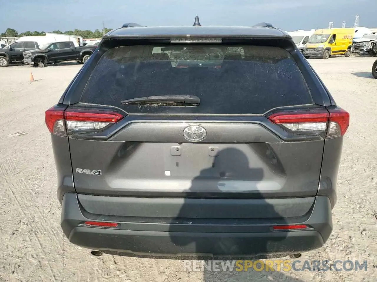 6 Photograph of a damaged car 2T3H1RFV4LW070558 TOYOTA RAV4 2020