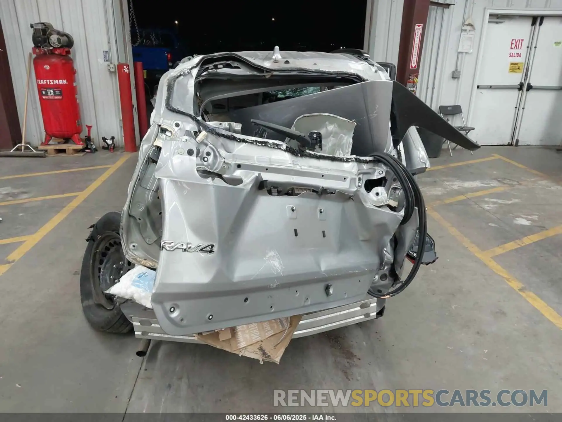 16 Photograph of a damaged car 2T3H1RFV4LW077400 TOYOTA RAV4 2020