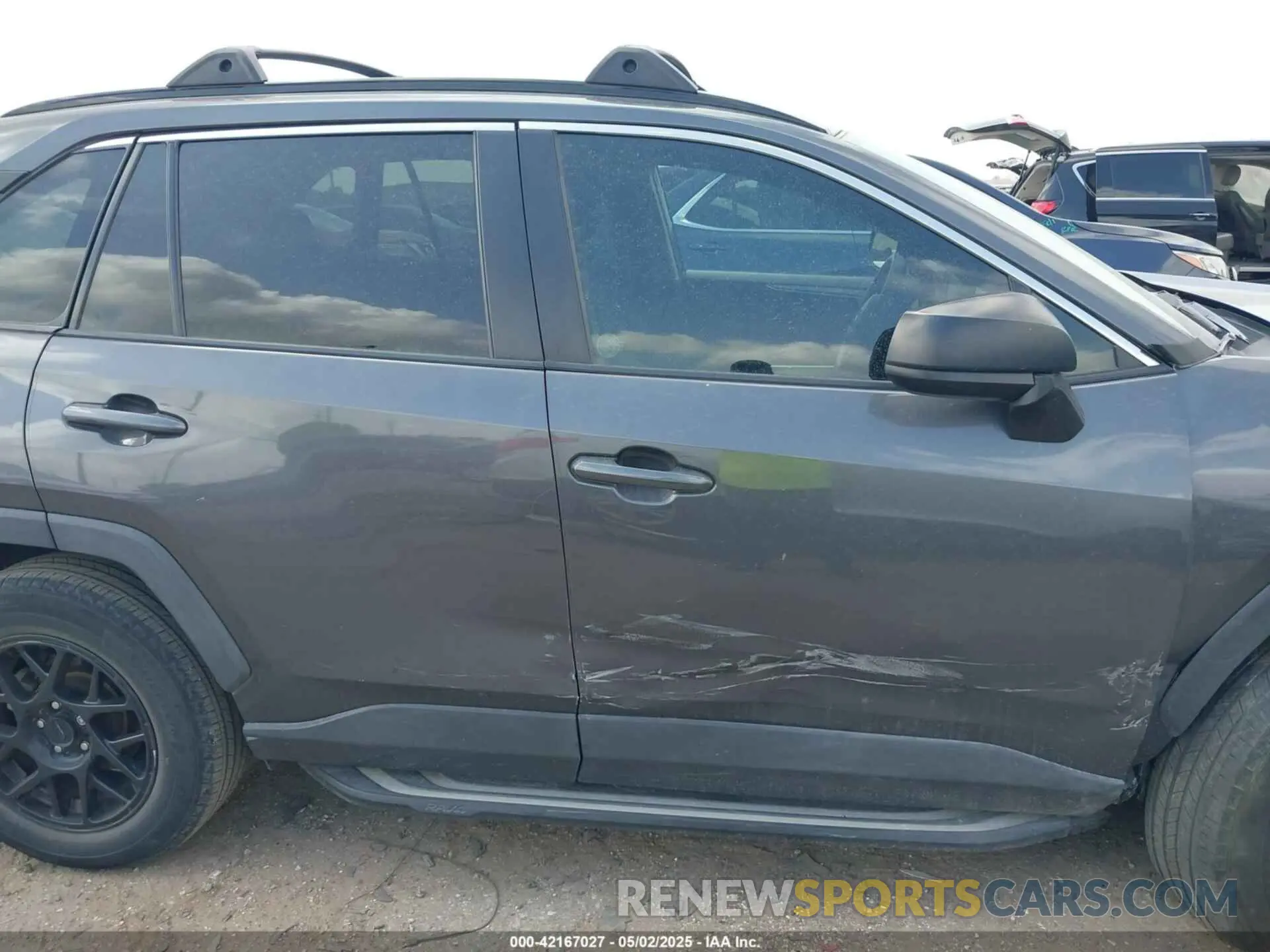 12 Photograph of a damaged car 2T3H1RFV5LW059634 TOYOTA RAV4 2020