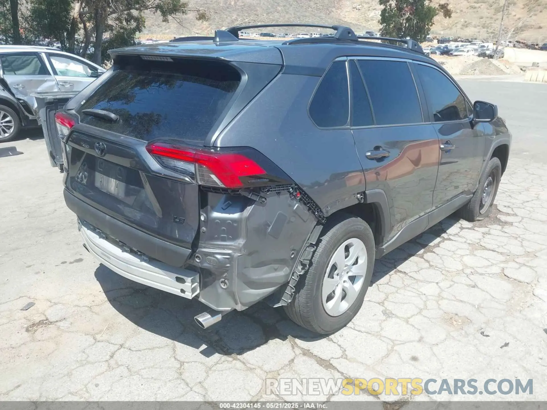 4 Photograph of a damaged car 2T3H1RFV5LW100876 TOYOTA RAV4 2020