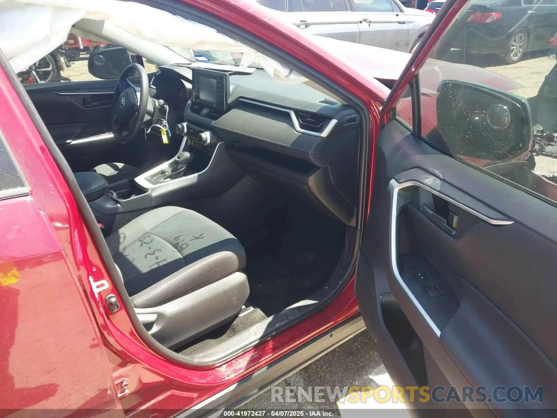 5 Photograph of a damaged car 2T3H1RFV6LW088365 TOYOTA RAV4 2020