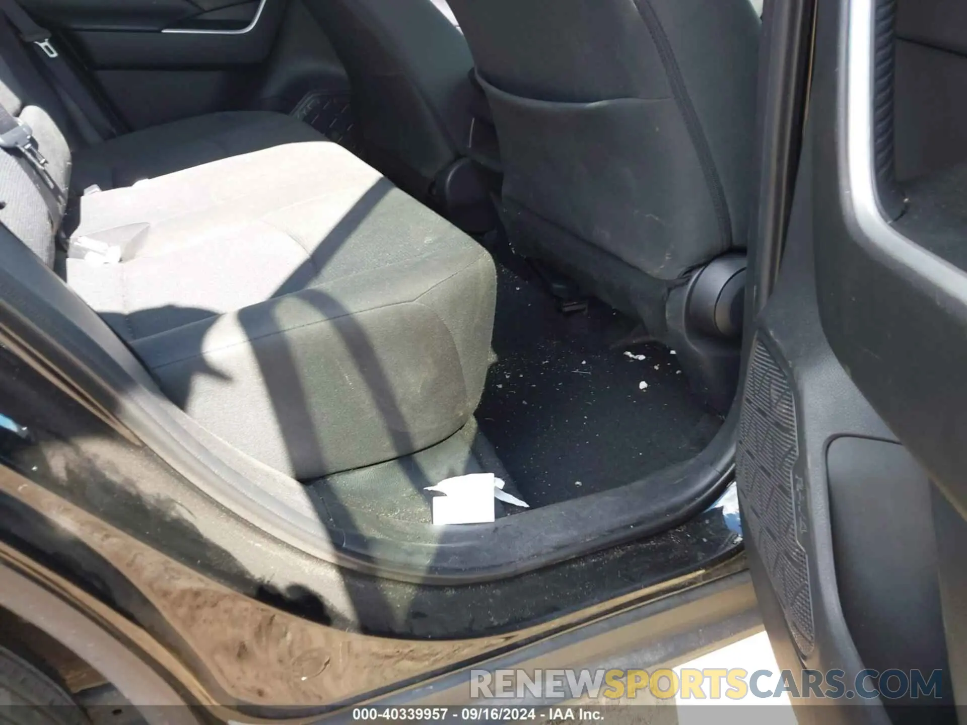 8 Photograph of a damaged car 2T3H1RFV7LW095485 TOYOTA RAV4 2020