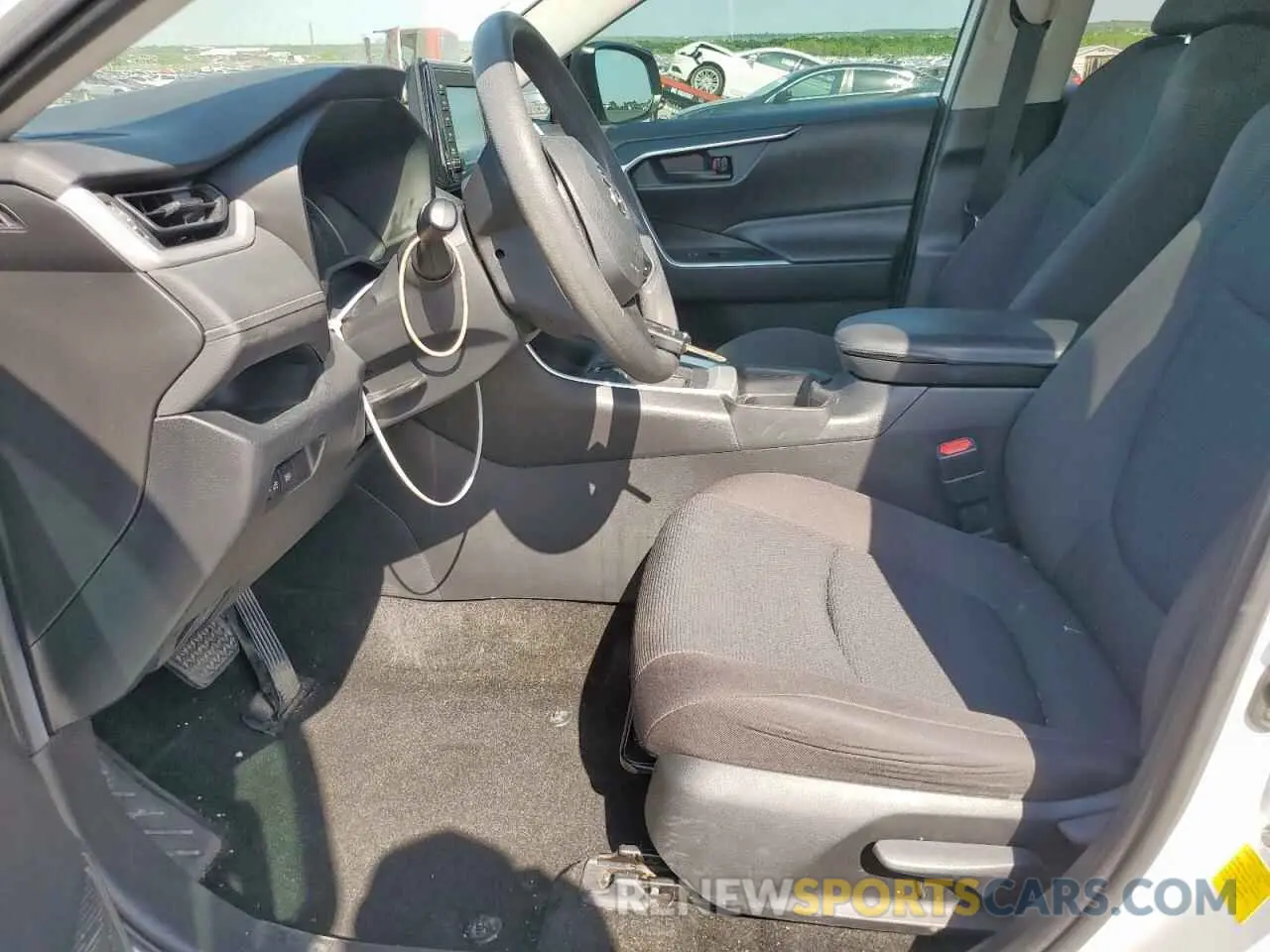 7 Photograph of a damaged car 2T3H1RFV8LW067999 TOYOTA RAV4 2020