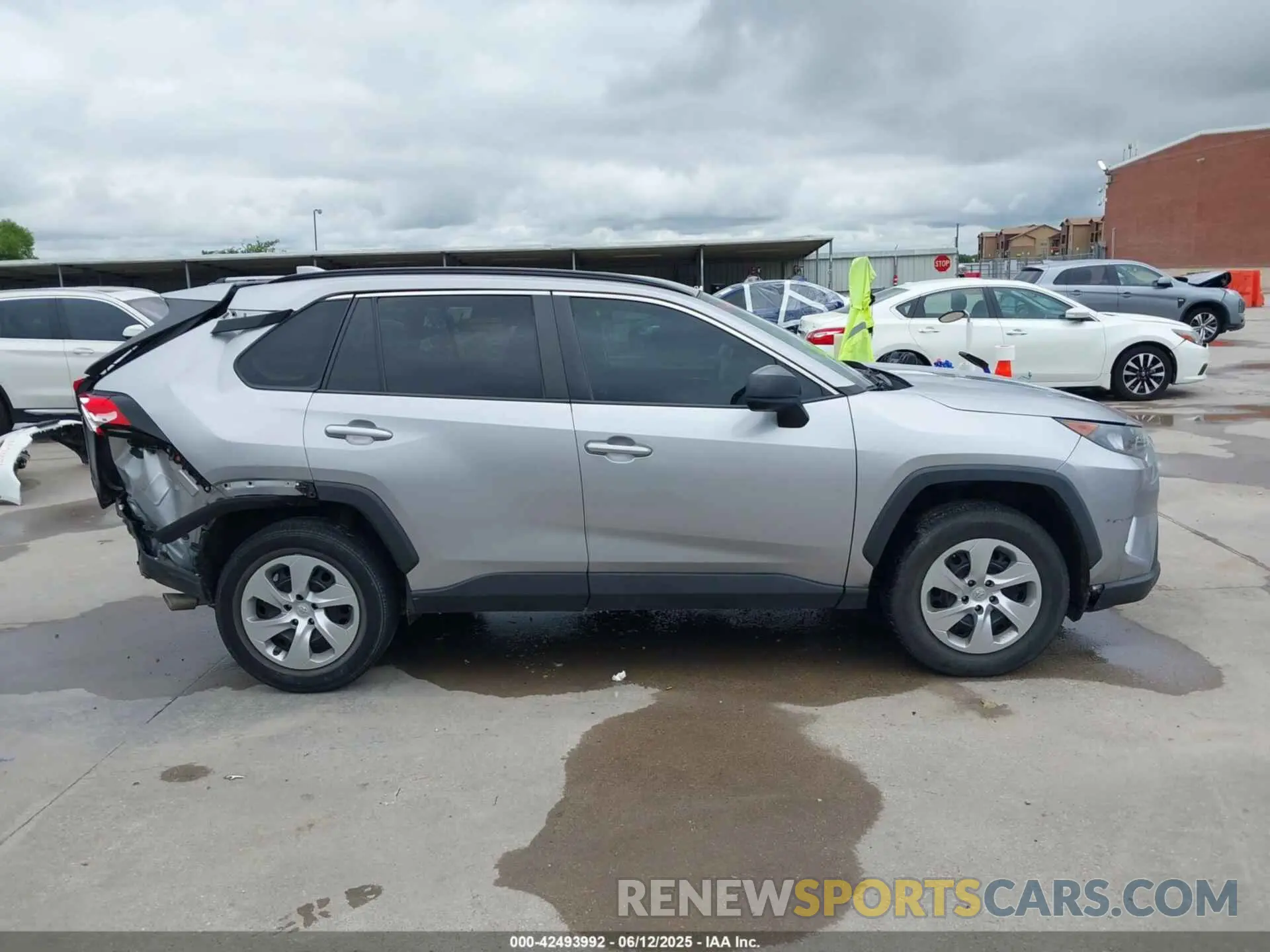 13 Photograph of a damaged car 2T3H1RFVXLC037260 TOYOTA RAV4 2020