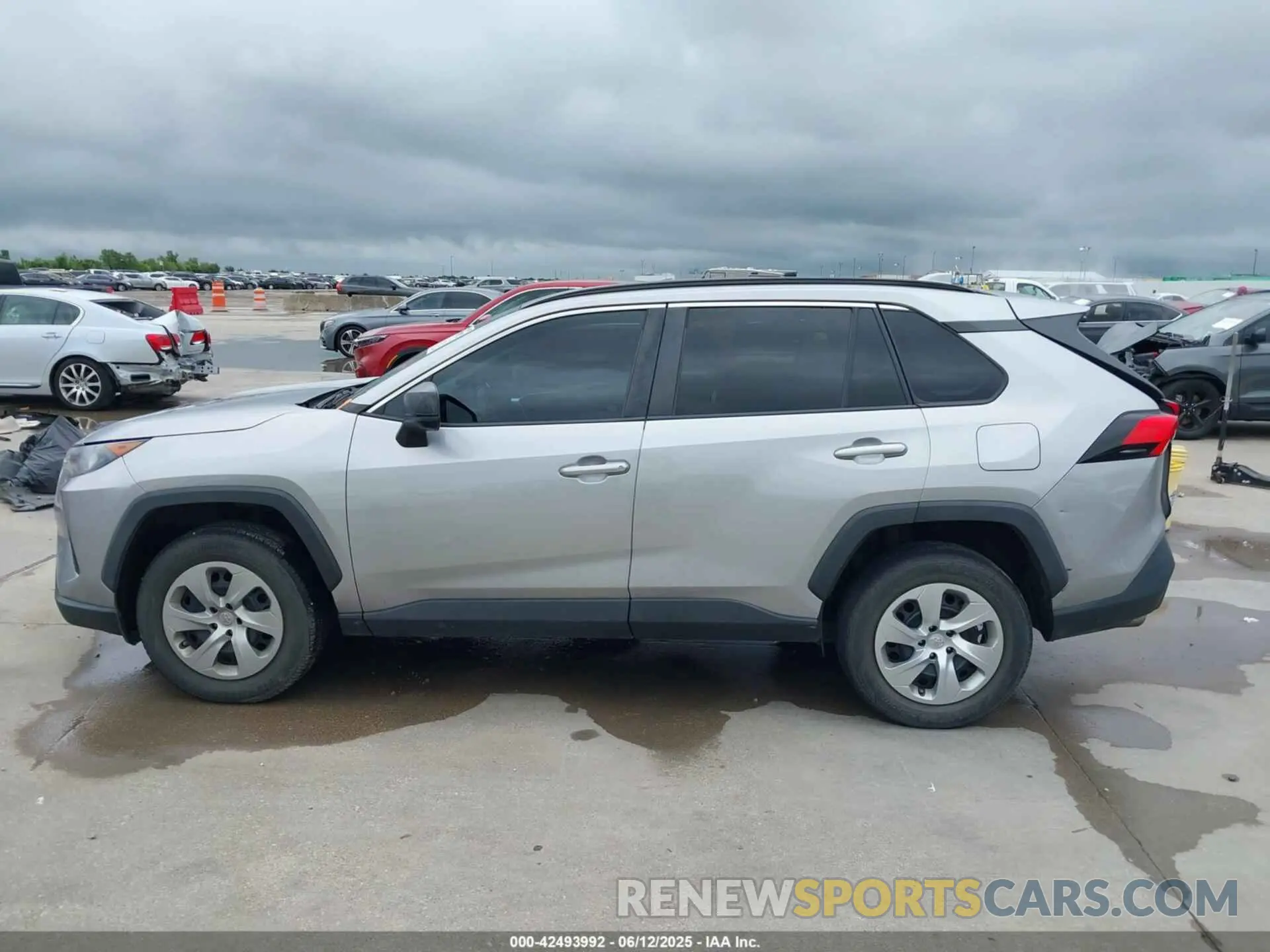 14 Photograph of a damaged car 2T3H1RFVXLC037260 TOYOTA RAV4 2020