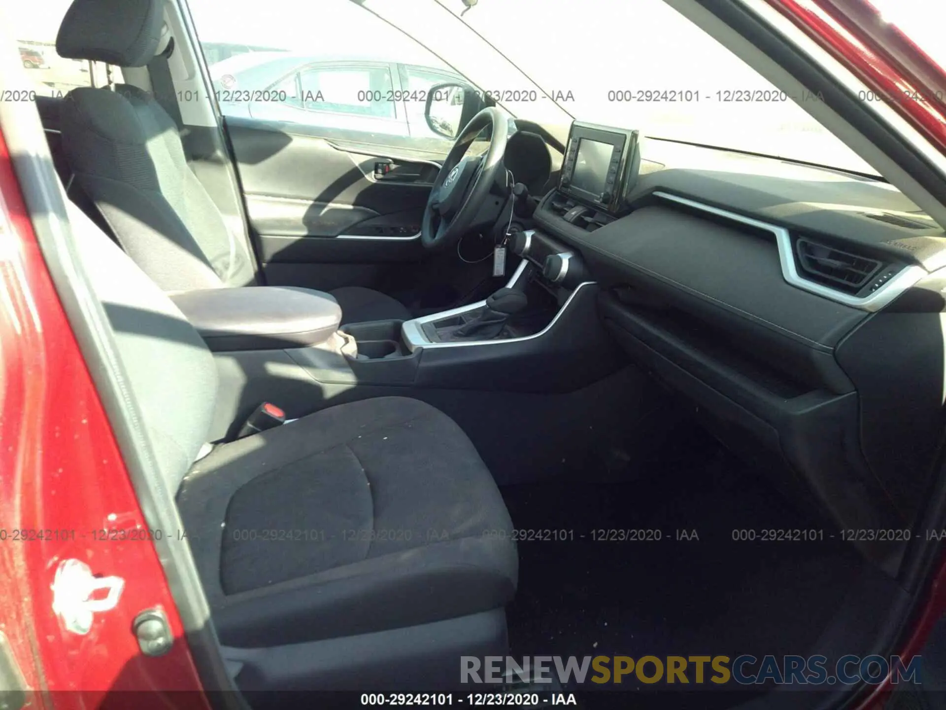 5 Photograph of a damaged car 2T3H1RFVXLW070189 TOYOTA RAV4 2020