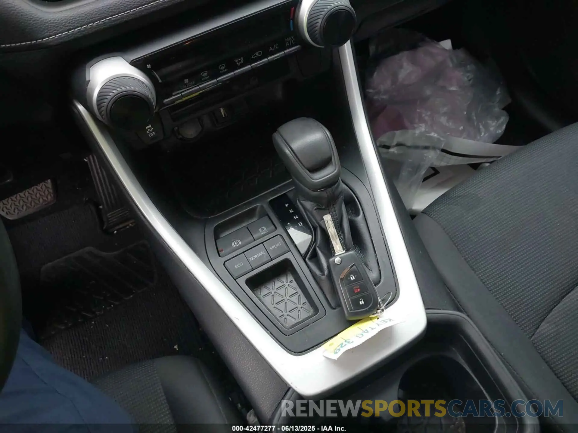 11 Фотография поврежденного автомобиля 2T3K1RFV5LW070848 TOYOTA RAV4 2020
