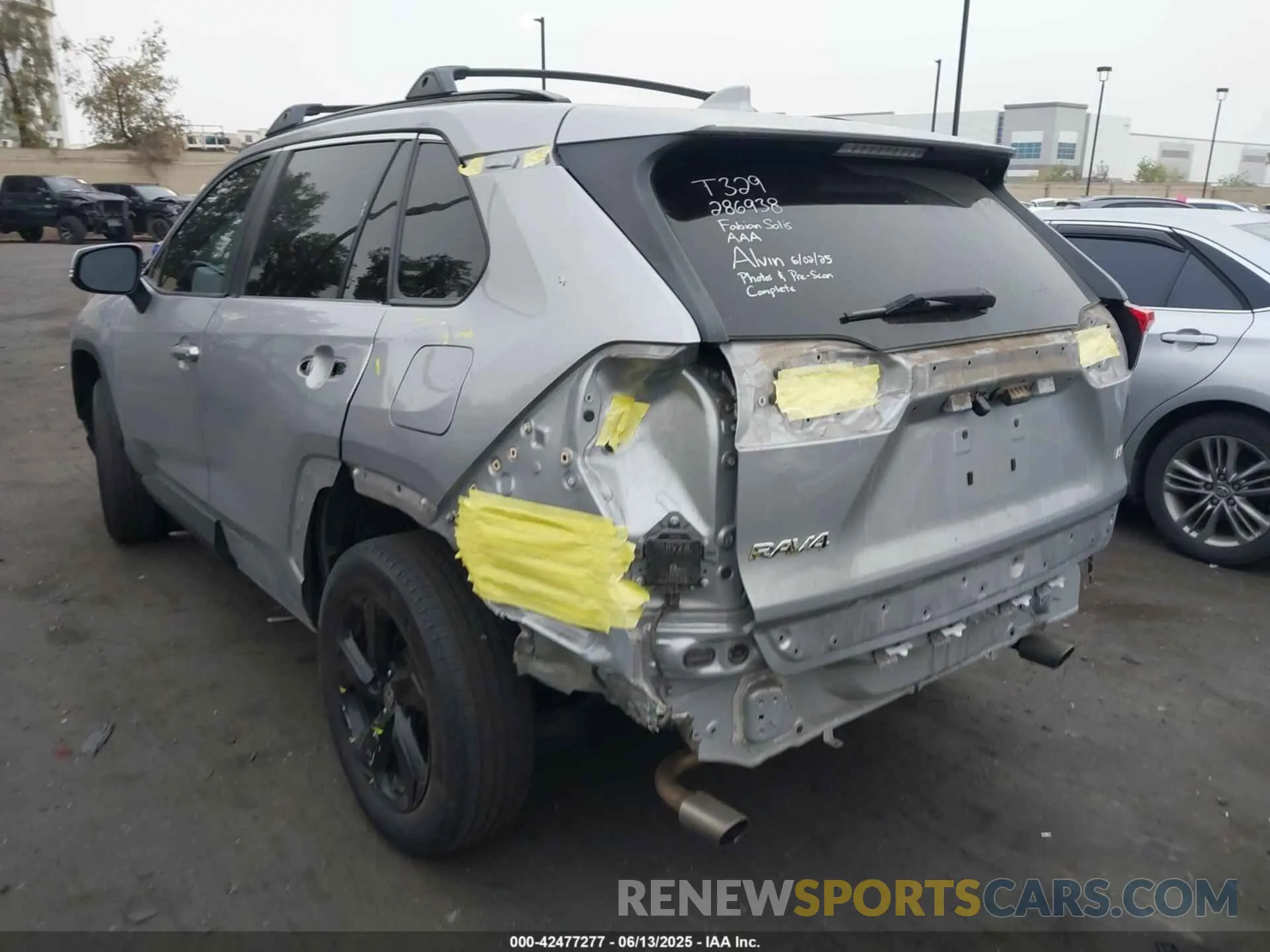 3 Фотография поврежденного автомобиля 2T3K1RFV5LW070848 TOYOTA RAV4 2020