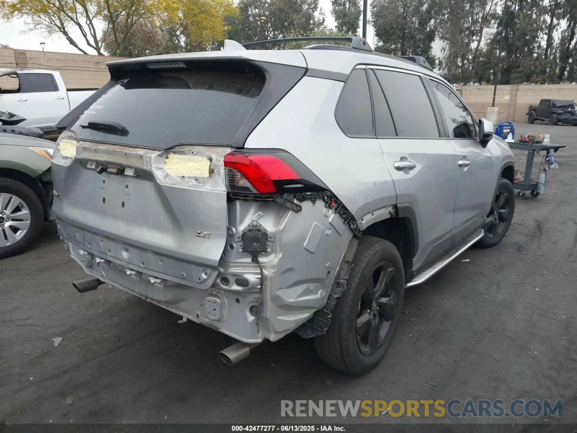 4 Фотография поврежденного автомобиля 2T3K1RFV5LW070848 TOYOTA RAV4 2020