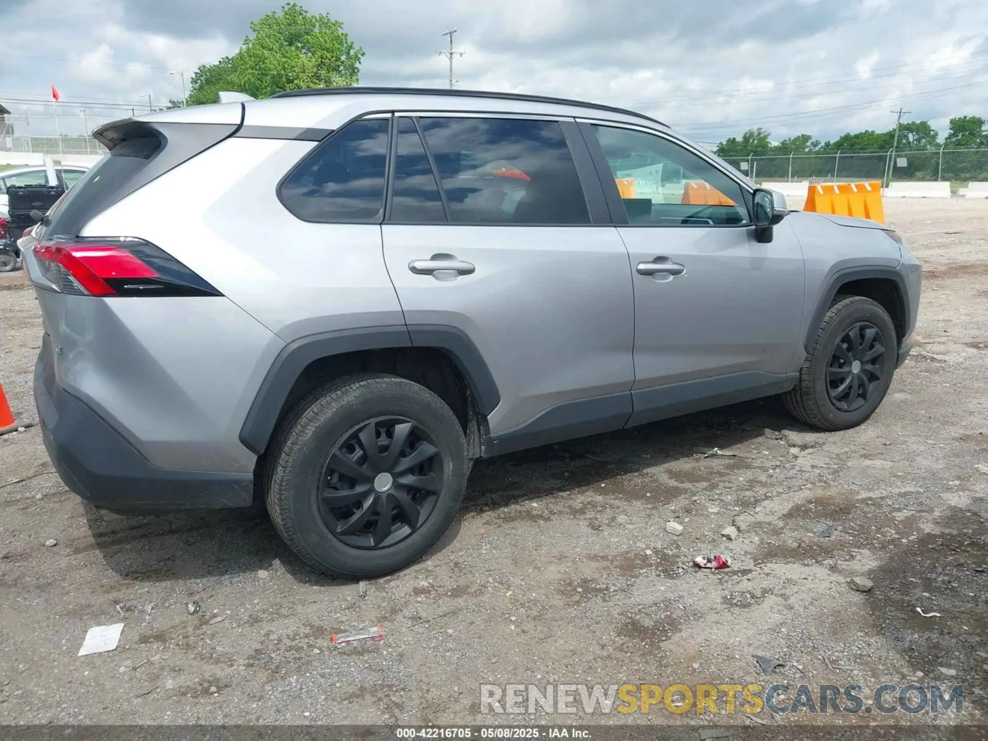 4 Photograph of a damaged car 2T3K1RFV8LC064253 TOYOTA RAV4 2020