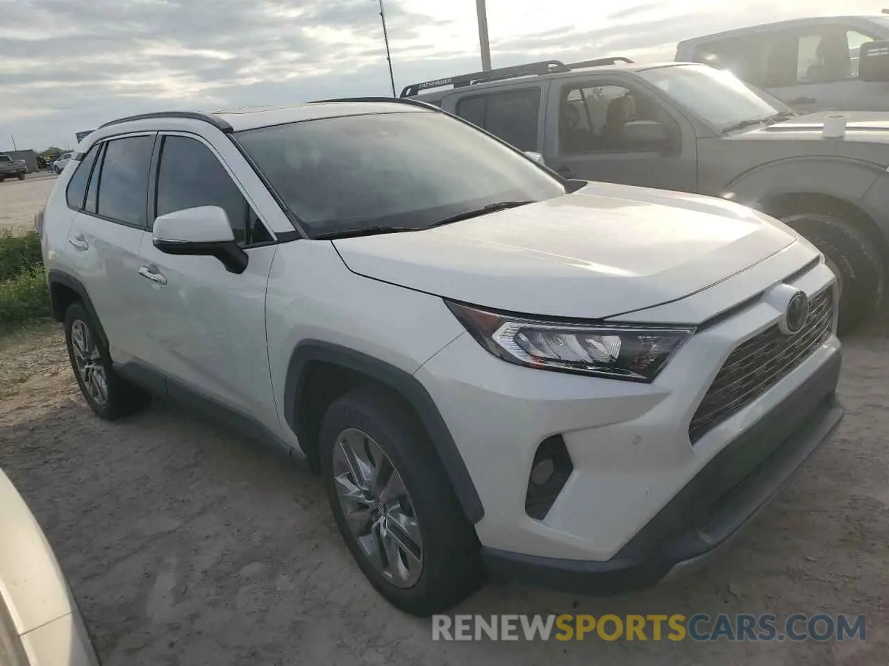 4 Photograph of a damaged car 2T3N1RFV6LW090216 TOYOTA RAV4 2020