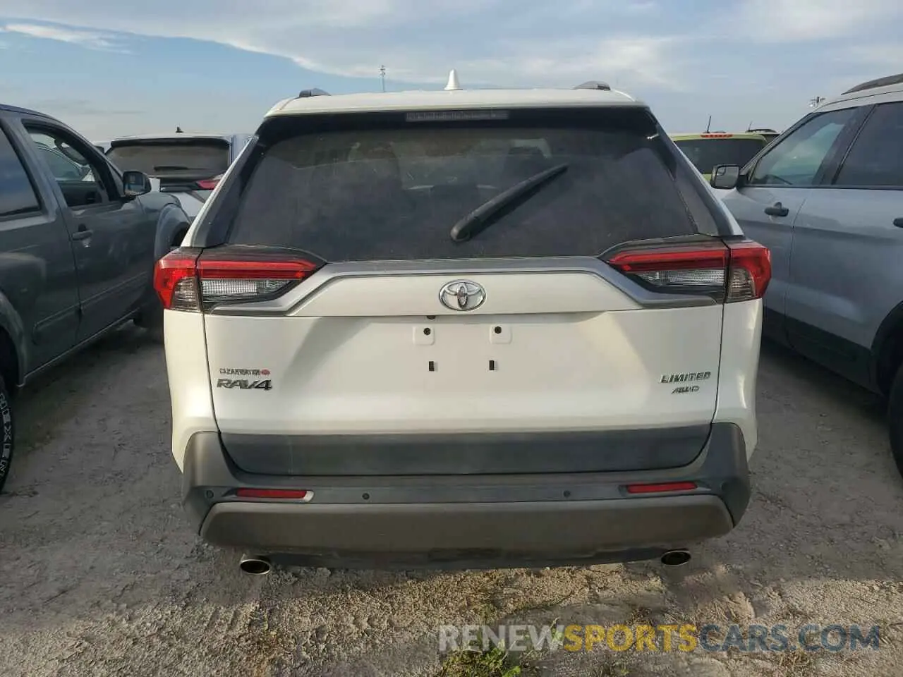 6 Photograph of a damaged car 2T3N1RFV6LW090216 TOYOTA RAV4 2020