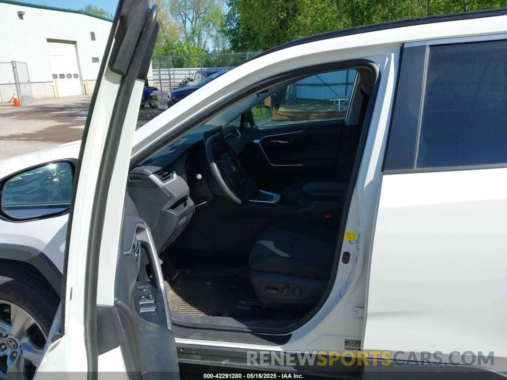 5 Photograph of a damaged car 2T3P1RFV2LC071673 TOYOTA RAV4 2020