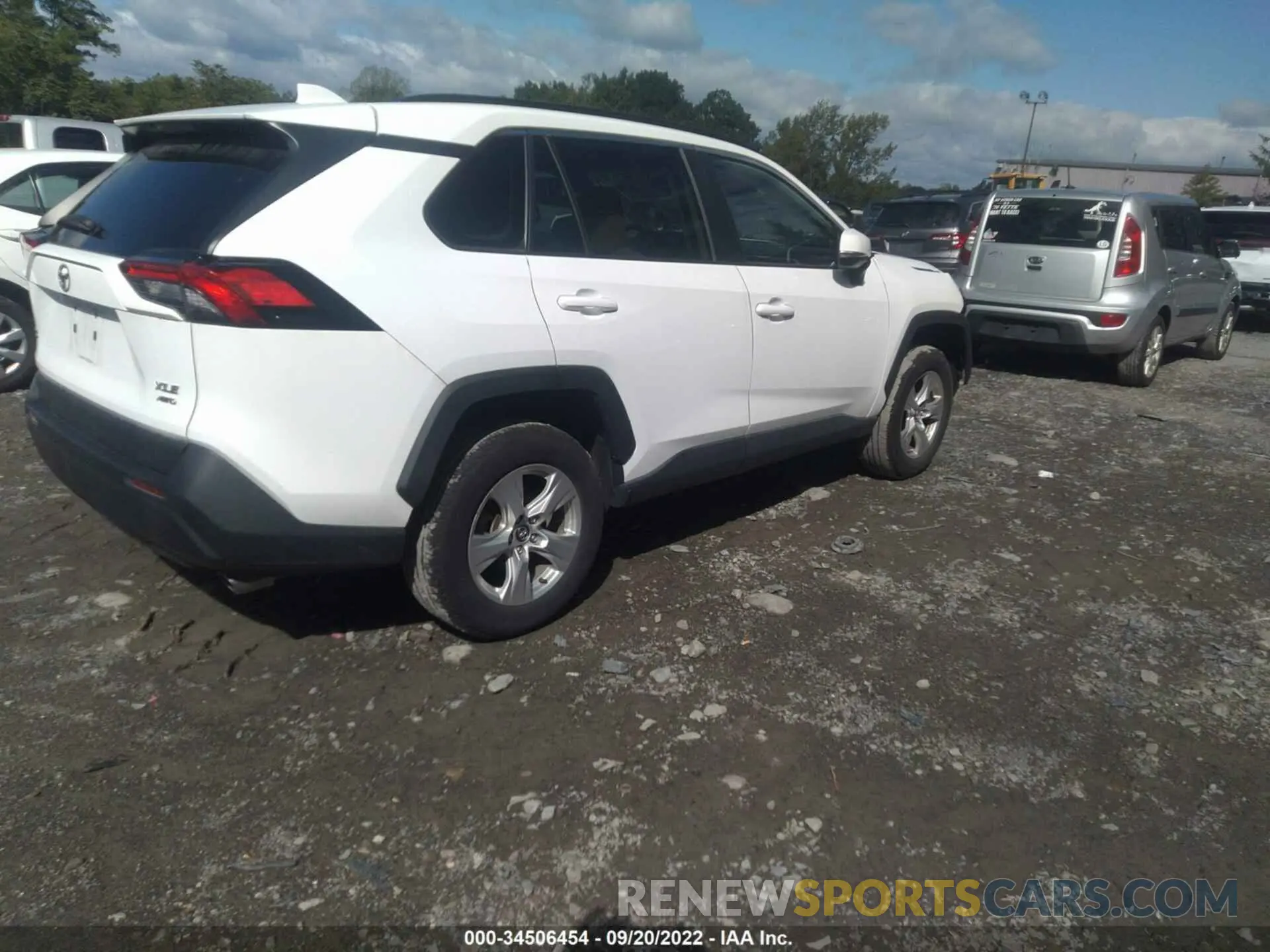 4 Photograph of a damaged car 2T3P1RFV2LC072337 TOYOTA RAV4 2020