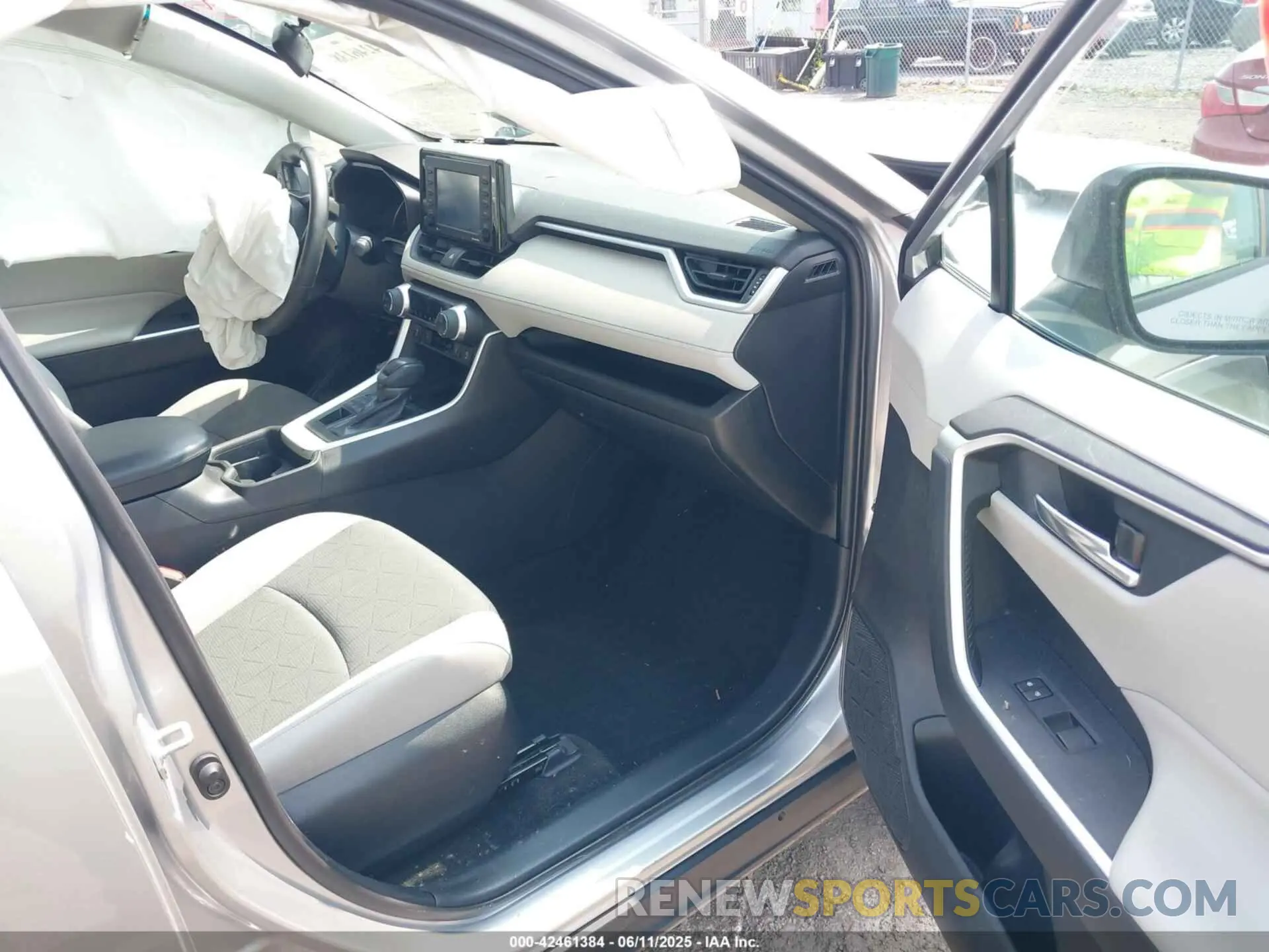 5 Photograph of a damaged car 2T3P1RFV3LC071374 TOYOTA RAV4 2020