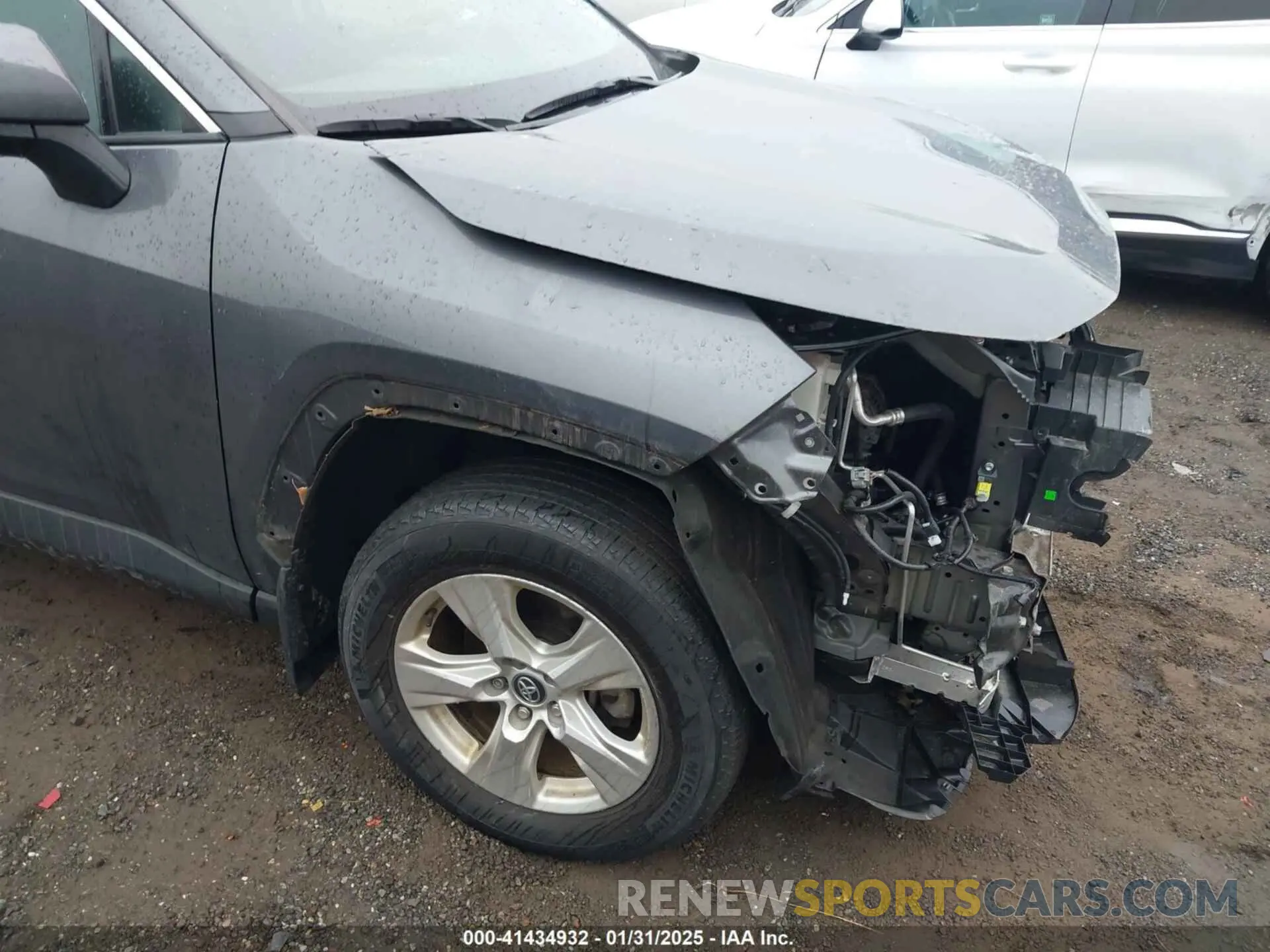 17 Photograph of a damaged car 2T3P1RFV4LW131273 TOYOTA RAV4 2020
